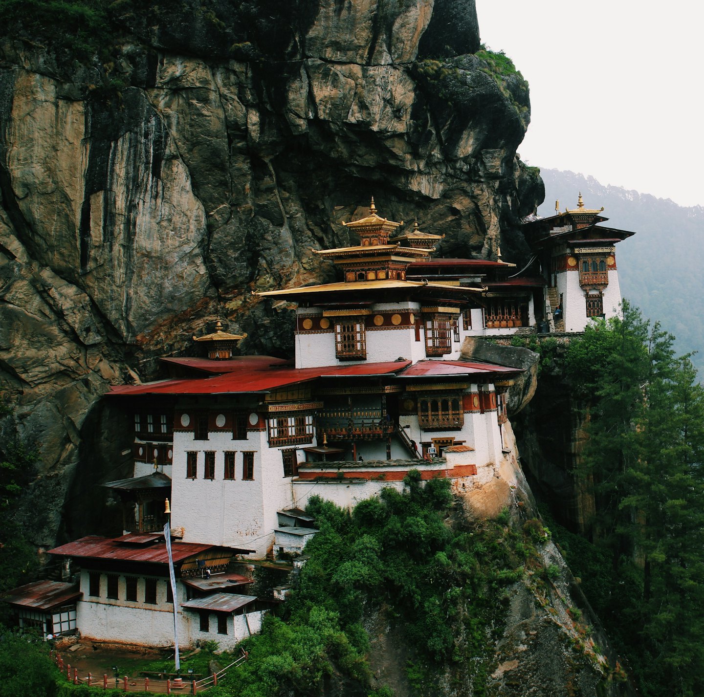 Un monastero a più piani incastonato in un aspro fianco di montagna.