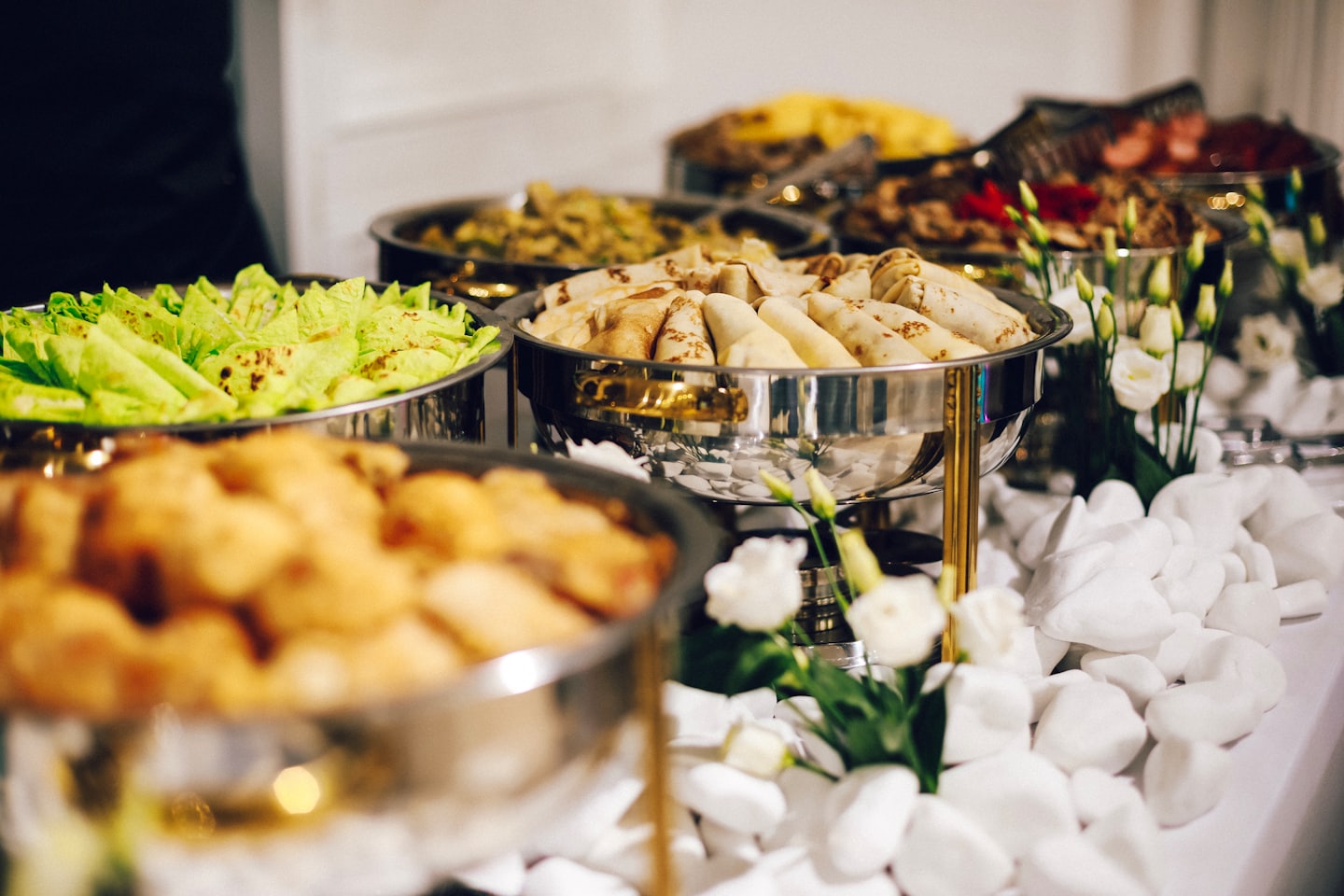 Buffet con vari piatti in scaldavivande.